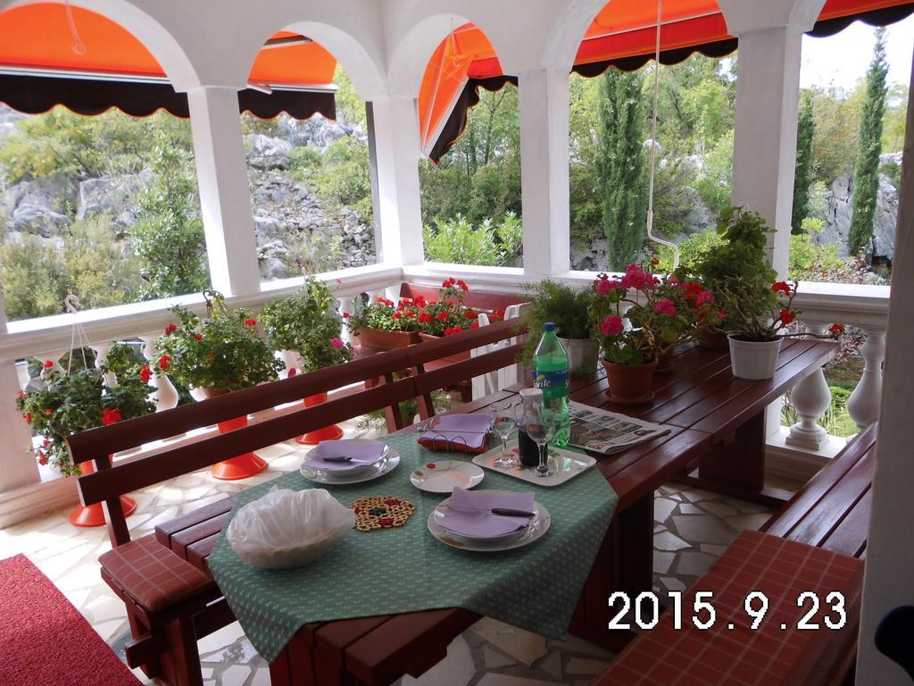 Vila Jadranka Apartments And Rooms Omišalj Eksteriør bilde