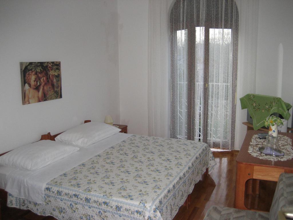 Vila Jadranka Apartments And Rooms Omišalj Eksteriør bilde