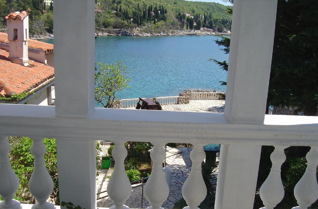 Vila Jadranka Apartments And Rooms Omišalj Eksteriør bilde