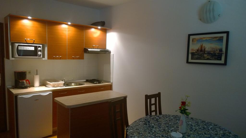 Vila Jadranka Apartments And Rooms Omišalj Rom bilde
