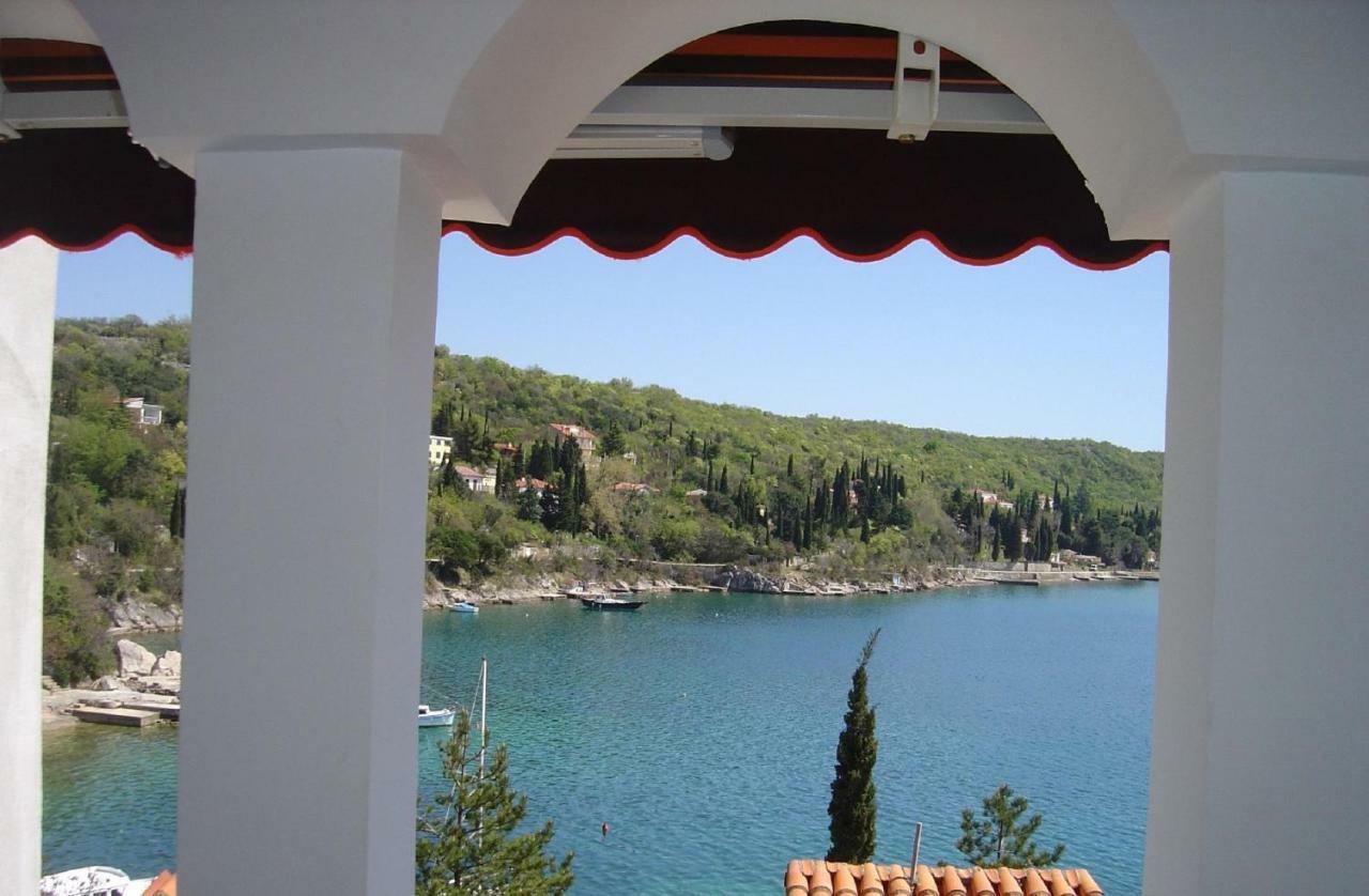 Vila Jadranka Apartments And Rooms Omišalj Eksteriør bilde